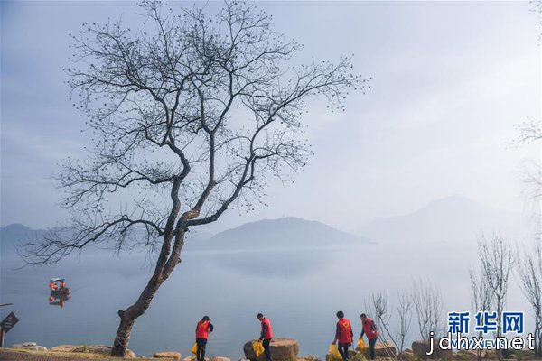 杭州临安：党员巡湖助治水 打造水美新家园
