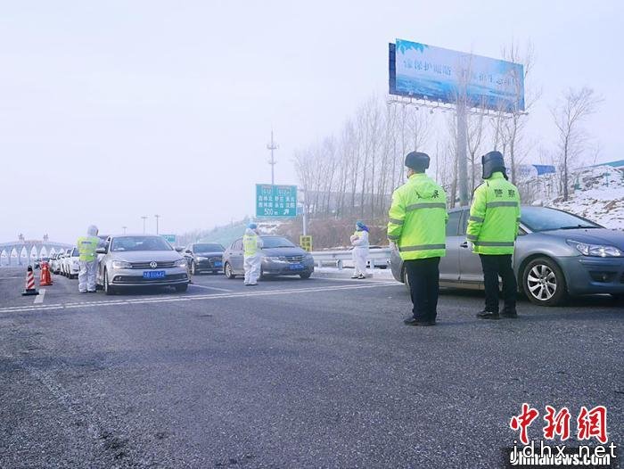 张旭和同事们对过往车辆进行疏导 苍雁 摄
