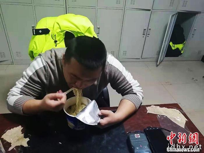 “90后”交警的冬日值守：畅通防疫通道切断病毒传播