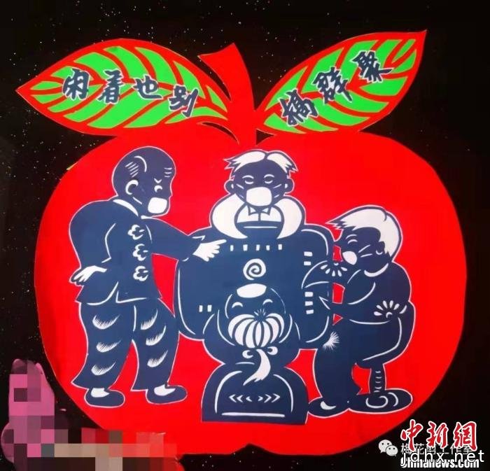 通过手中的剪刀，用内涵丰富、形式多样的作品记录战“疫”。　受访者供图 摄