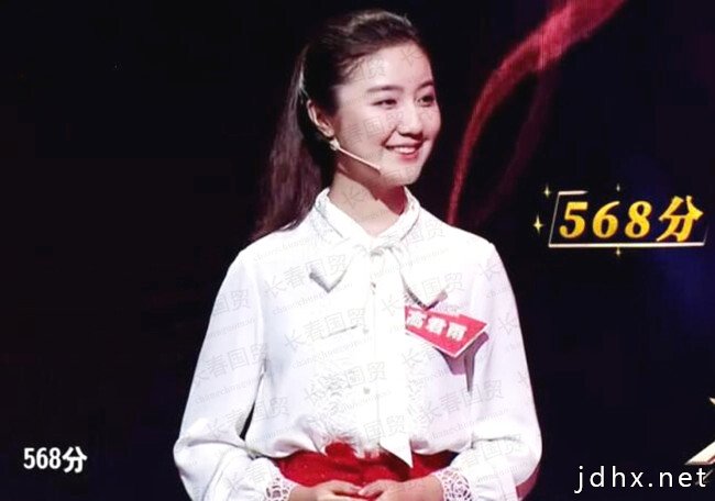 18岁“点读机女孩”重返荧屏，再现“Soeasy