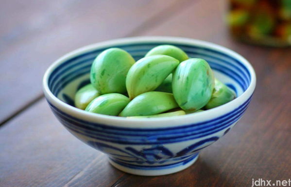 吃腊八蒜可以喝可乐吗1