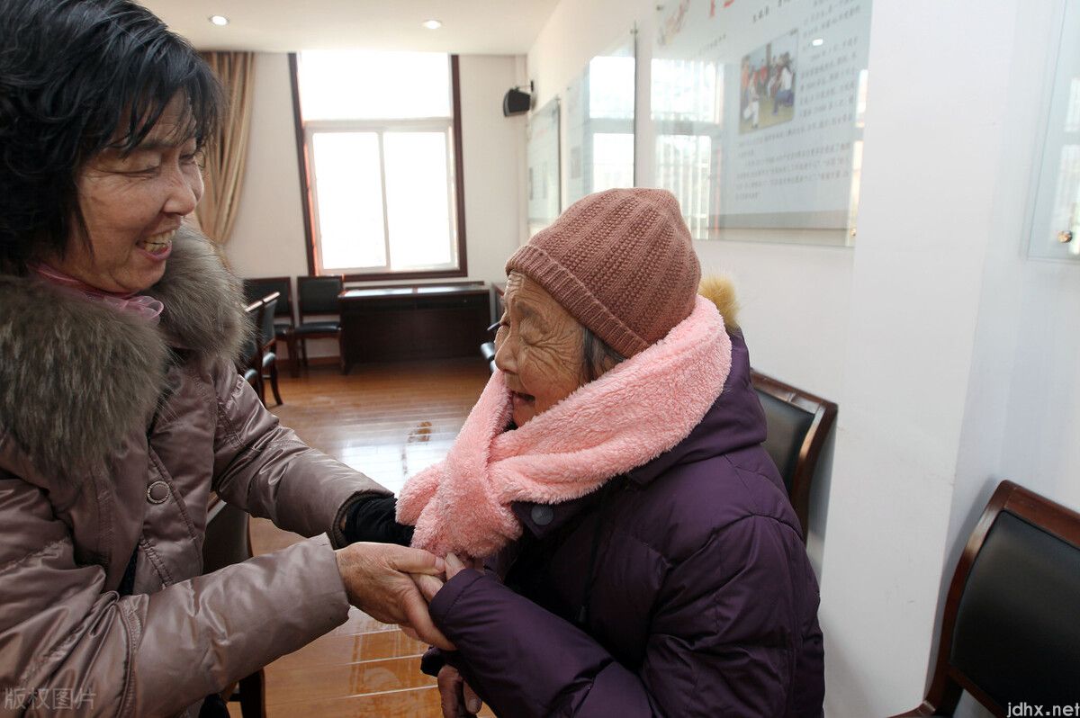 人到晚年,去养老院养老好还是请保姆养老好?(图1) 人到晚年,去养老院养老好还是请保姆养老好?74岁老人说了大实话