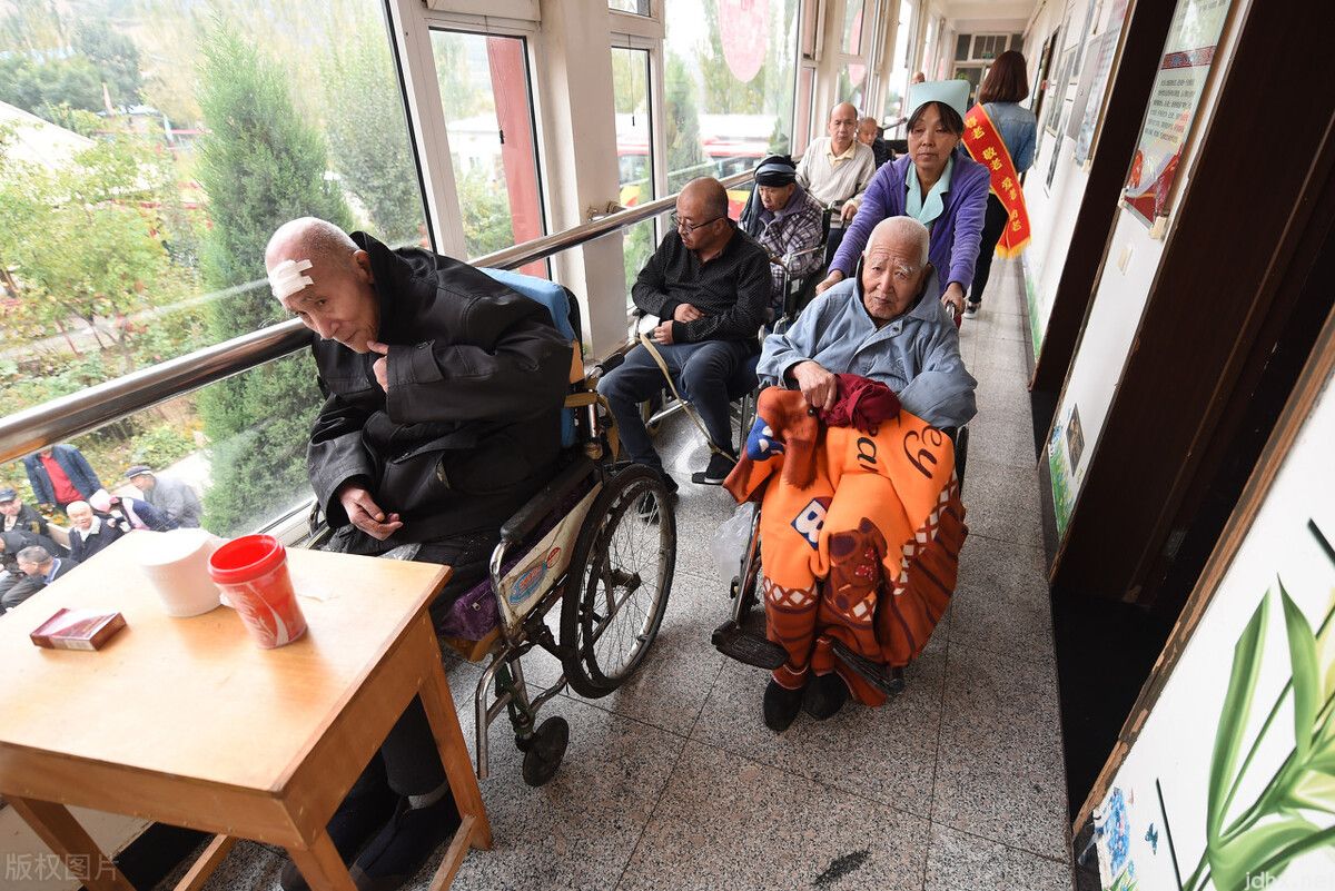 人到晚年,去养老院养老好还是请保姆养老好?(图5) 人到晚年,去养老院养老好还是请保姆养老好?74岁老人说了大实话