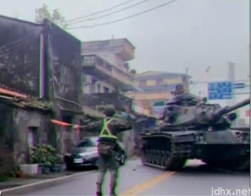 坦克街头演练撞上路边轿车(图1)