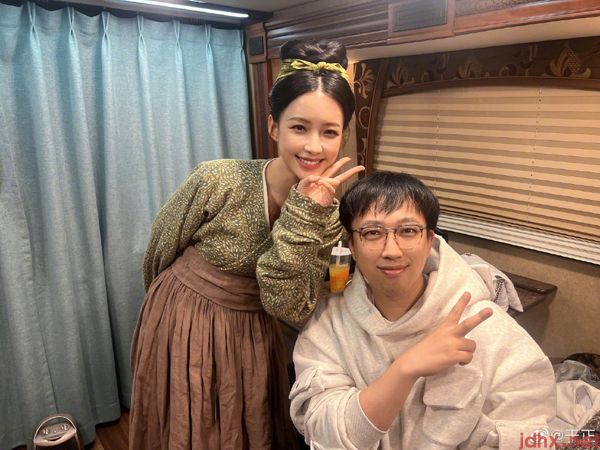 时隔十年再合作!于正晒与孙怡为有暗香来片场合影(图2)