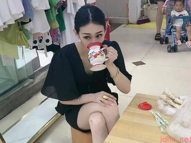 山东枣庄美女店内尿壶水杯喝水引关注 (图1)