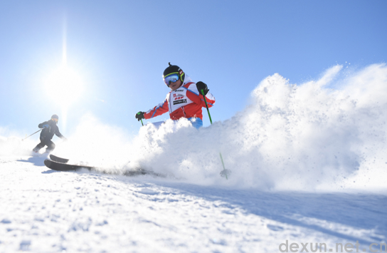 滑雪服直接套在自己衣服外面吗1