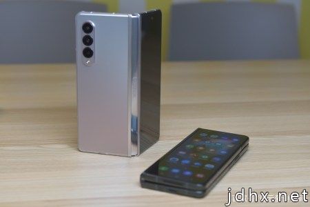 三星Galaxy Z Fold3 5G体验：都第三代了，折叠屏手机真的好用？(图4)