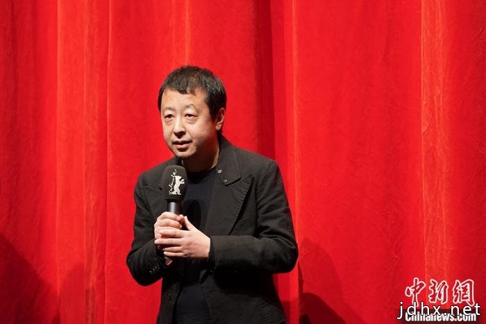 在日前闭幕的第70届柏林国际电影节期间，中国著名导演贾樟柯接受中新社记者专访。图为贾樟柯出席《一直游到海水变蓝》全球首映礼。中新社记者 彭大伟 摄