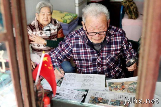 传递温暖和感动：92岁老党员创作社区防疫故事连环画