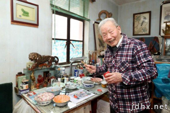 传递温暖和感动：92岁老党员创作社区防疫故事连环画