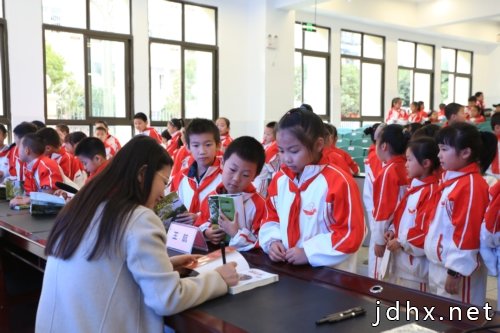 著名儿童文学作家王航走进江油市胜利街小学