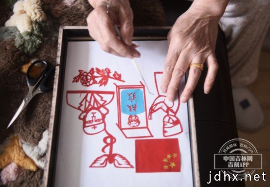 吉林85岁老奶奶创作剪纸作品点赞战“疫”医护人员