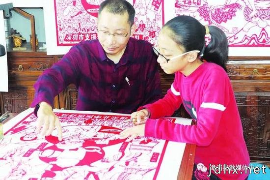 福建漳浦父女联手创作剪纸作品 登央媒省媒展出