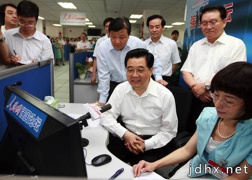 资料图：6月20日，在人民日报创刊60周年之际，中共中央总书记、国家主席、中央军委主席胡锦涛和中共中央政治局常委李长春来到人民日报社考察工作。这是胡锦涛在人民日报社主办的人民网“强国论坛”工作平台，通过视频直播同广大网民在线交流。新华社记者 鞠 鹏摄