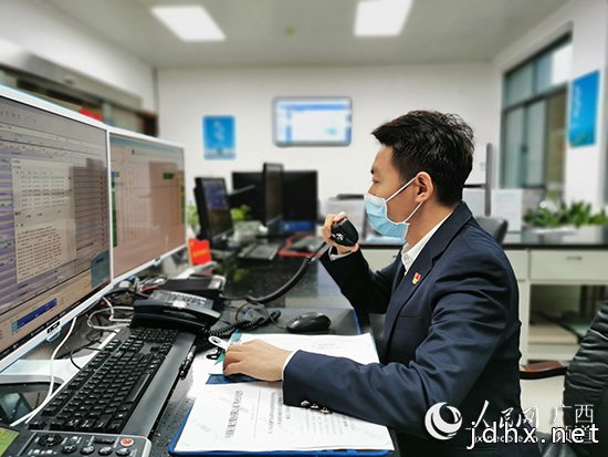 坚守岗位保障航班运行飞行签派员撰写自己的“敬业福”