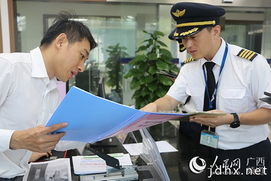 坚守岗位保障航班运行飞行签派员撰写自己的“敬业福”