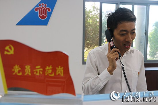 坚守岗位保障航班运行飞行签派员撰写自己的“敬业福”