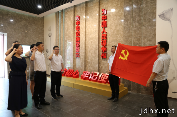 巴中市审计局机关党委开展“诵读经典诗文，涵养文化底蕴”主题党日活动