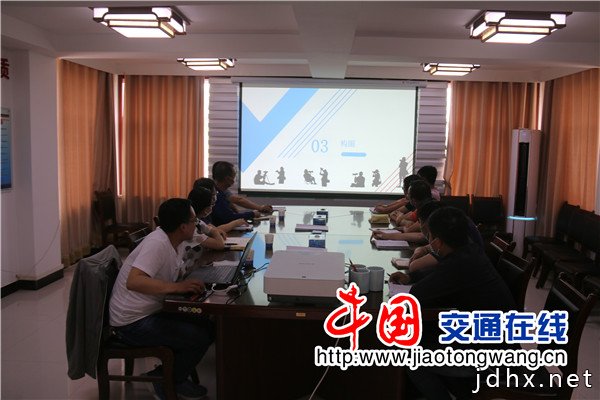 阿克塞公路段邀请县融媒中心老师讲解新闻宣传摄影和写作技巧