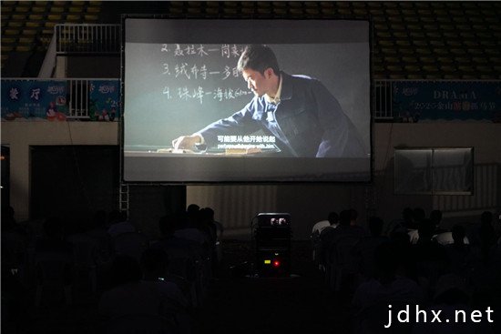 金山城市沙滩重温露天电影的滨海浪漫