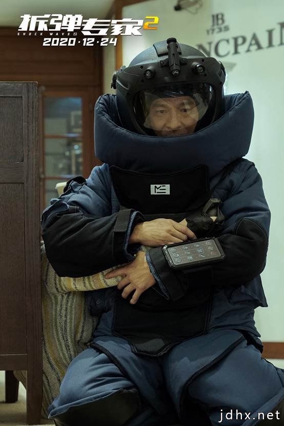 贺岁档首部电影定档 《拆弹专家2》12月24日回归