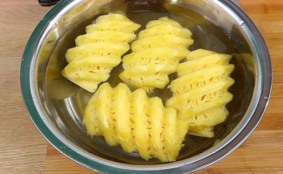 菠萝用盐水泡一个小时可以吗